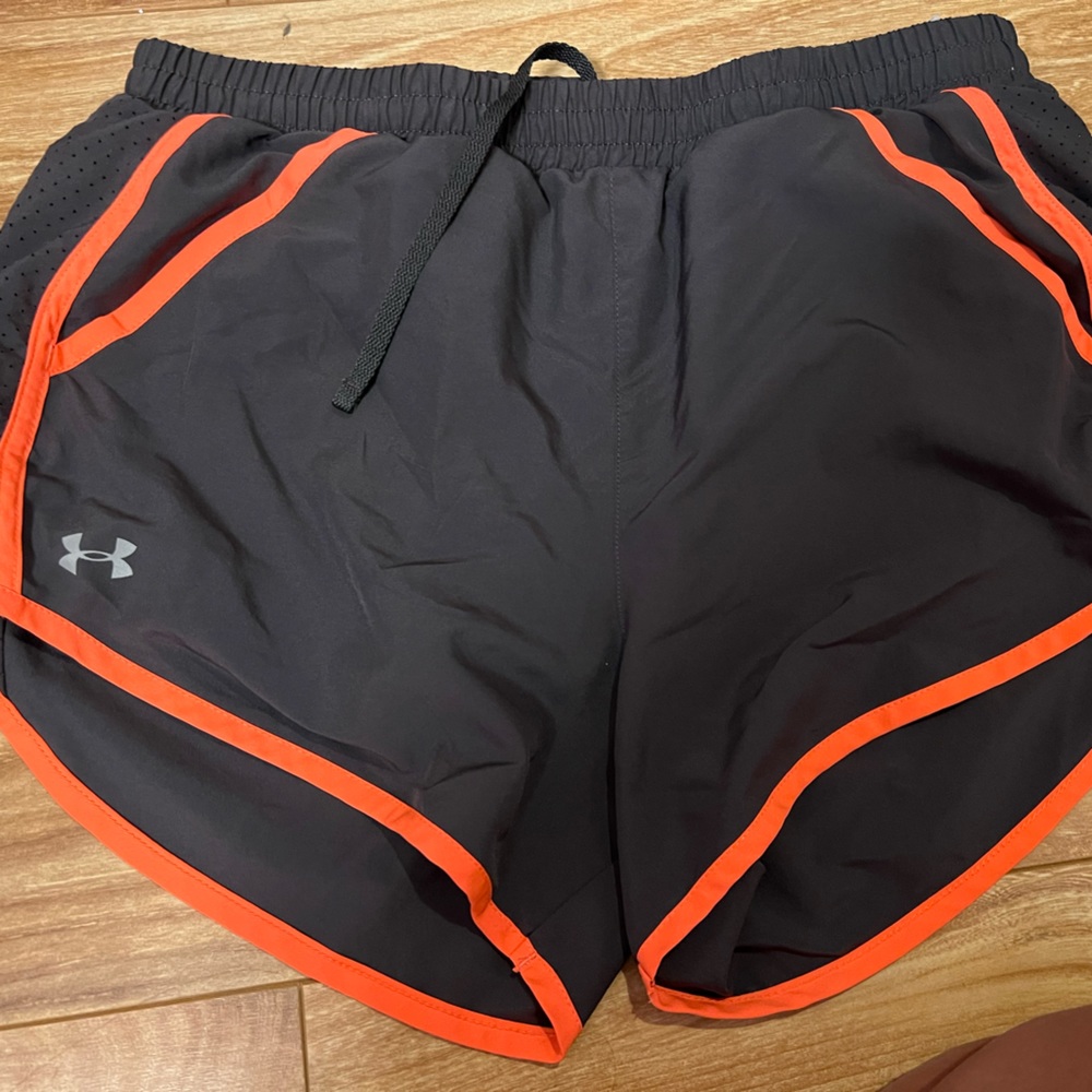 under armor shorts size small in perfect condition